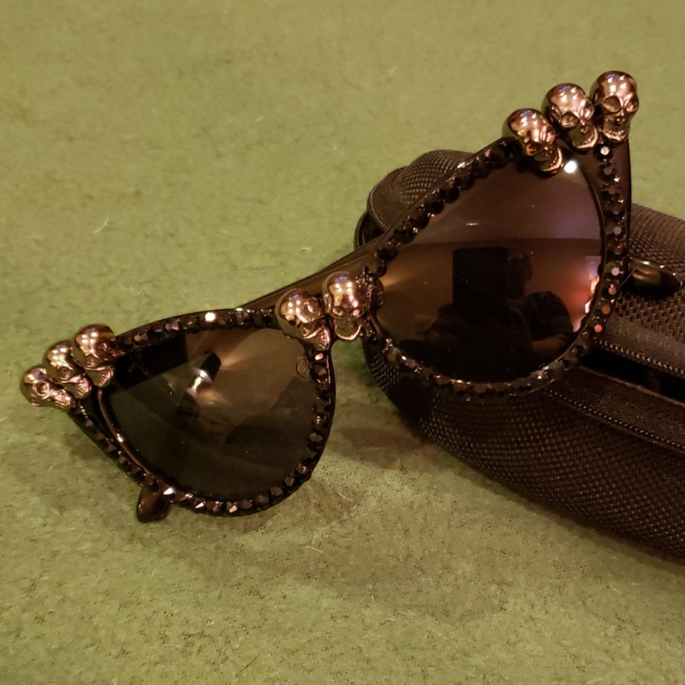 Skull trim sunglasses!